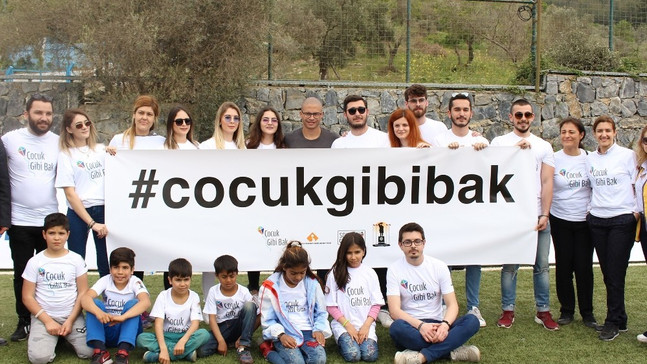 İzmir Ekonomili iletişimcilerden “Çocuk gibi bak” projesi
