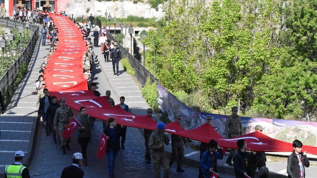 Çanakkale’de destan yazan 57. Alay için 102 metrelik bayrakla Vefa Yürüyüşü yapıldı
