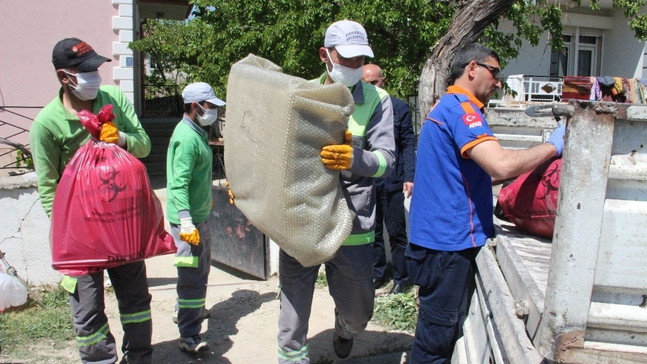 Karantinadaki evlerin bazı eşyaları imha edilmek üzere götürüldü
