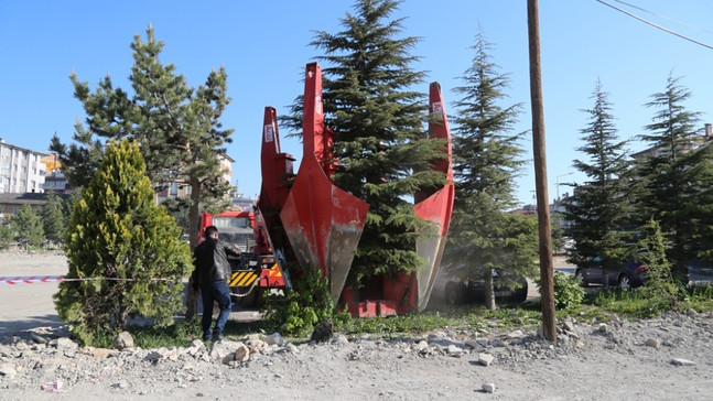 Sivas Belediyesi ağaçları naklediyor
