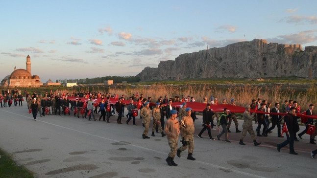 Van’da 57. Alay ve Çanakkale şehitlerine vefa yürüyüşü yapıldı
