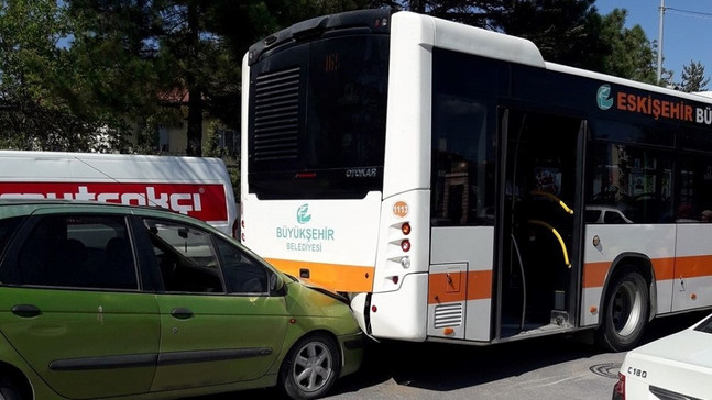 Belediye otobüsü ile otomobil çarpıştı; 2 yaralı
