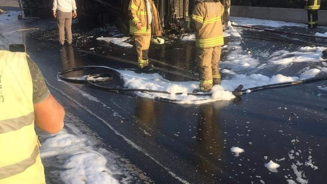 Bariyerlere çarpan tır alev aldı
