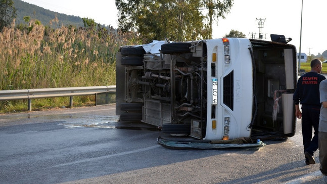 Servis minibüsü ile otomobil çarpıştı: 25 yaralı
