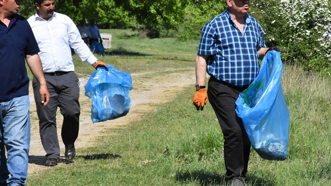 Belediye başkanı eldivenleri giydi çöpleri topladı