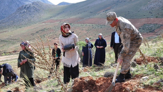 Fidanları, şehitlerin künyeleri ile birlikte toprakla buluşturdular
