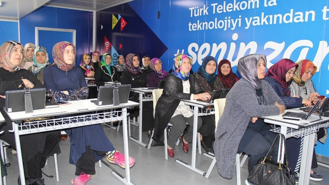 Türk Telekom Teknoloji Seferberliği projesi Konyalı kadınlarla buluştu
