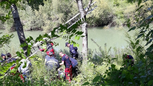 Elindeki iple kavak ağacına çıkınca ekipleri alarma geçirdi
