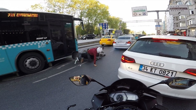 (Özel) Taksim’de motosikletli ölümden kıl payı böyle kurtuldu
