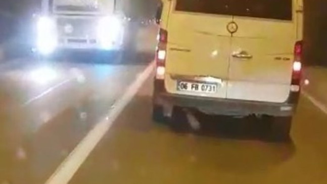 Saman yüklü kamyon tünelde trafiği tehlikeye soktu
