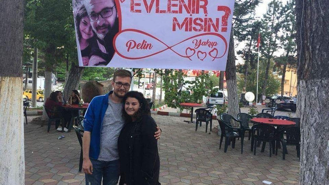 Çay bahçesinde ilginç evlenme teklifi
