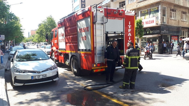 Metruk haldeki evde çöp yangını paniğe neden oldu
