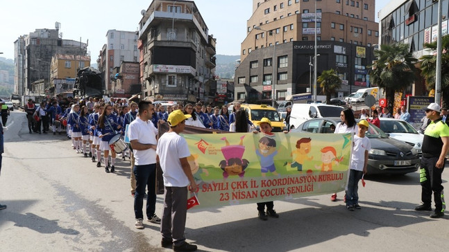 Çocuk bandosundan alkış alan gösteri
