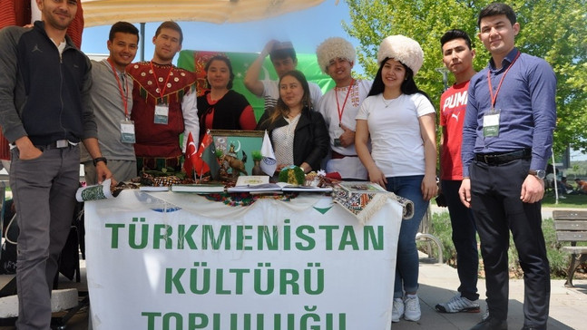 Uşak Üniversitesi’nde öğrenci toplulukları stant çalışmalarına devam ediyor
