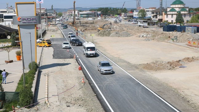 Düzenli akış için yan yol hizmette
