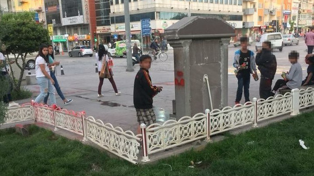 Uşak’ın modern ve teknolojik yeni üst geçitlerine çirkin saldırı
