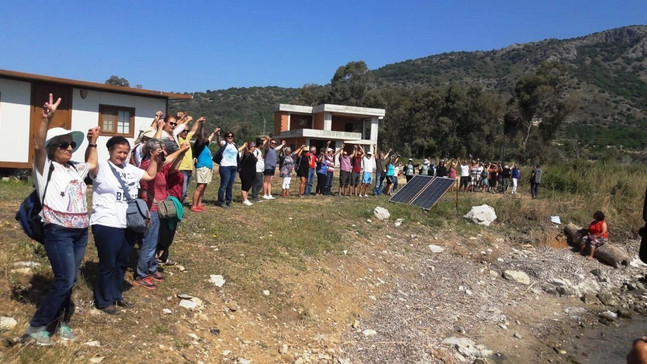 2 kez mühürlenmesine rağmen devam eden kaçak inşaata insan zincirli eylem
