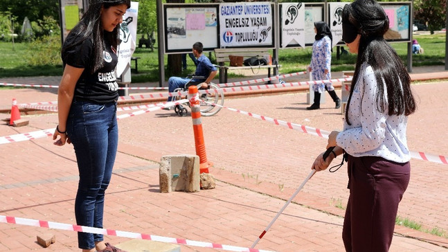 Üniversite öğrencileri 5 dakikalığına görme engelli oldu
