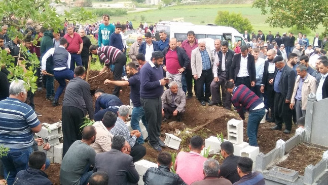 Aynı kuyuda boğulan çocuklar yan yana defnedildi
