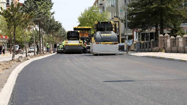 Alt yapısı biten Ebulfeyz Elçibey Caddesinde asfalt çalışması başladı
