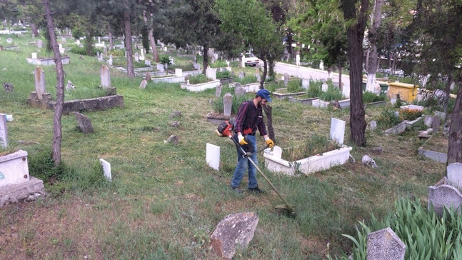 İlçe mezarlığında temizlik çalışmaları
