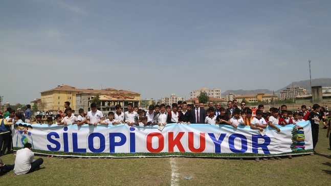 Silopi’de binlerce öğrenci stadyumda kitap okudu
