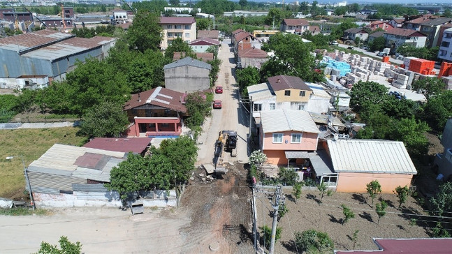 Üçevler Sokak’ta yol seviyesi düşürülüyor
