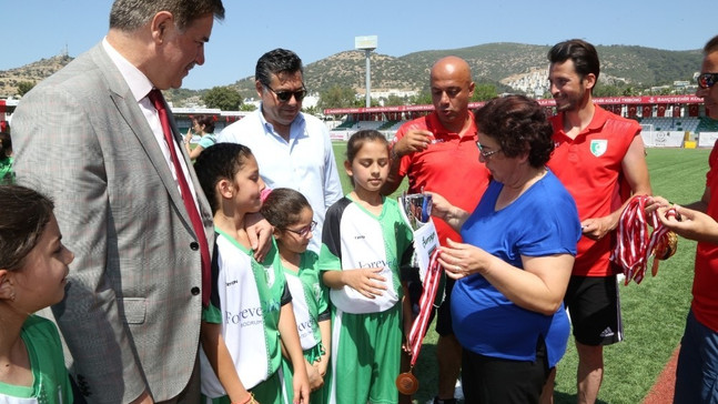 İsmail Altındağ Çocuk Futbol Festivali kupa ve ödül töreniyle sona erdi
