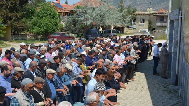 Çiftçiler Korkuteli’nde yağmur duasına çıktı
