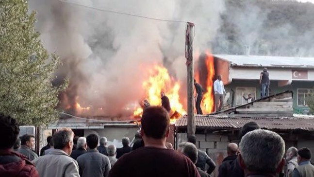 Gümüşhane’de çatı yangını, 8 kişi dumandan etkilendi
