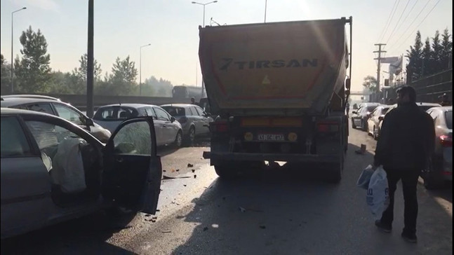 Dar yolda ilerlemeye çalışan tır, park halindeki 7 otomobili biçti
