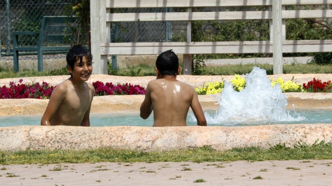 Antalya’da denize gidemeyen çocuklar süs havuzunda serinledi
