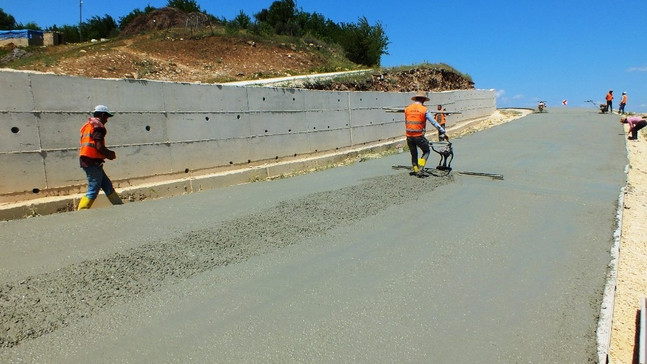 Hilvan’da beton yol uygulama çalışmaları sürüyor
