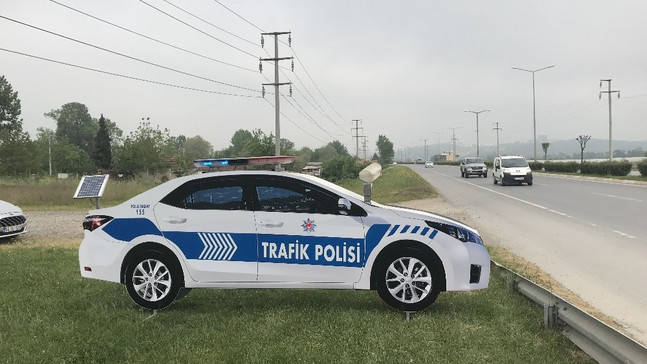 Trafik kazalarına karşı maket polis aracı önlemi
