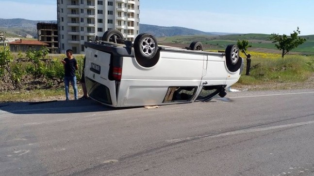 Ankara’da minibüs ile otomobil çarpıştı: 2 yaralı
