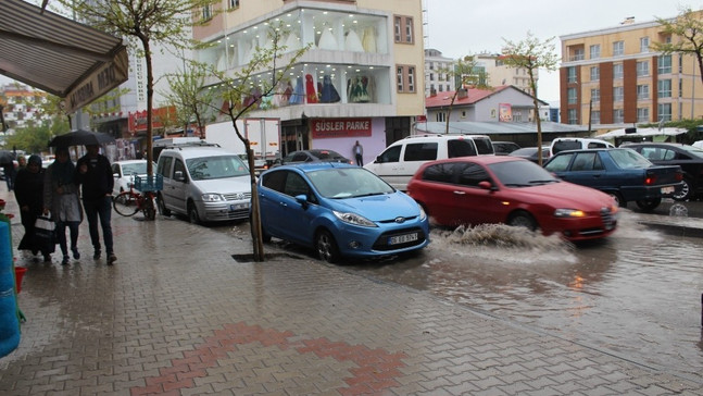 Van’da kuvvetli sağanak hayatı olumsuz etkiledi
