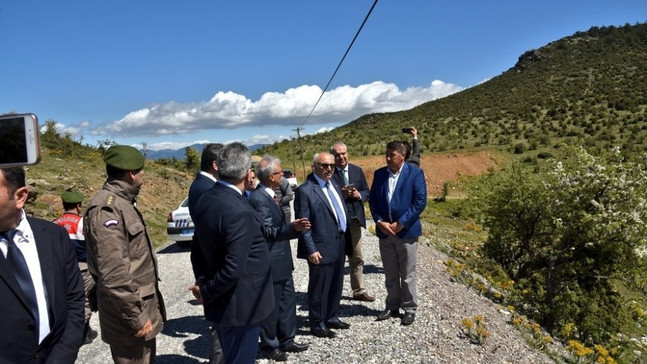 Vali Köşger üreticiye zeytin fidanı dağıttı
