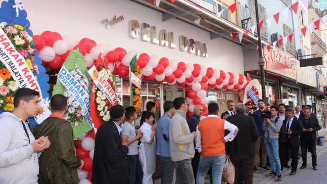 Meşhur tatlıcının açılışında ücretsiz tatlı dağıtıldı
