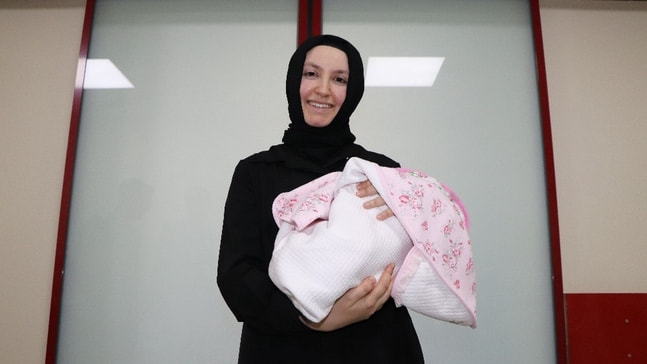 Parmak bebek Hatice Büşra 105 günün ardından yaşama tutundu
