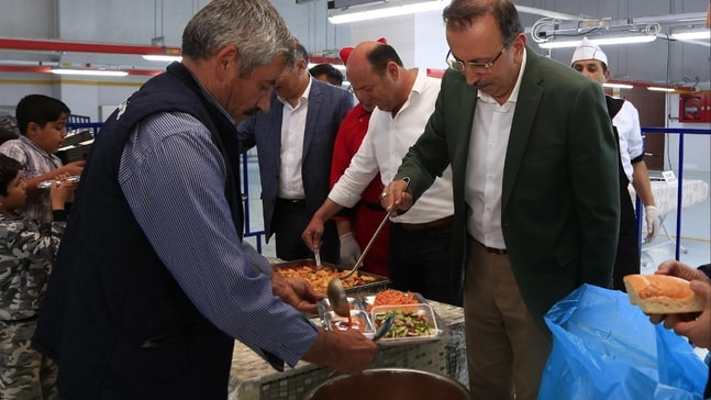 Belediye Başkanı Seçen, iftar sofrasında çorba dağıttı
