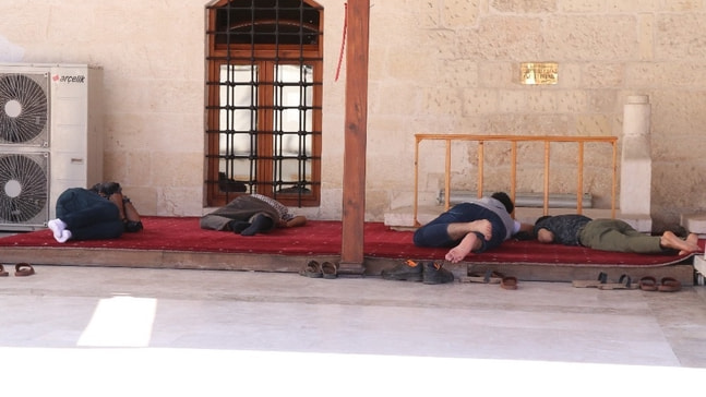 Sıcaktan bunalan oruçlular cami avlularında uyuyarak iftarı bekliyor
