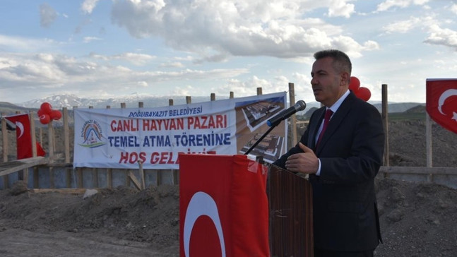 Doğu Anadolu’nun en büyük canlı hayvan pazarı Ağrı’da yapılıyor