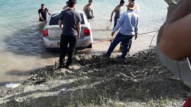 El freni çekilmeyen otomobil baraja uçtu