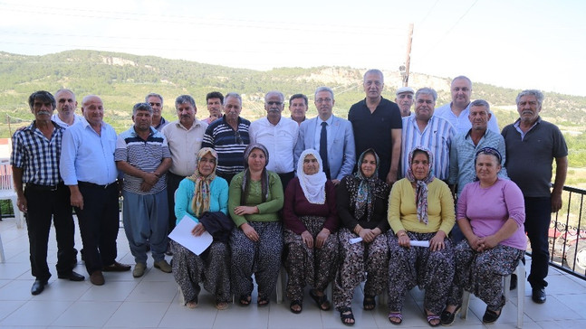 Tarhan, doludan etkilenen çiftçilerle görüştü
