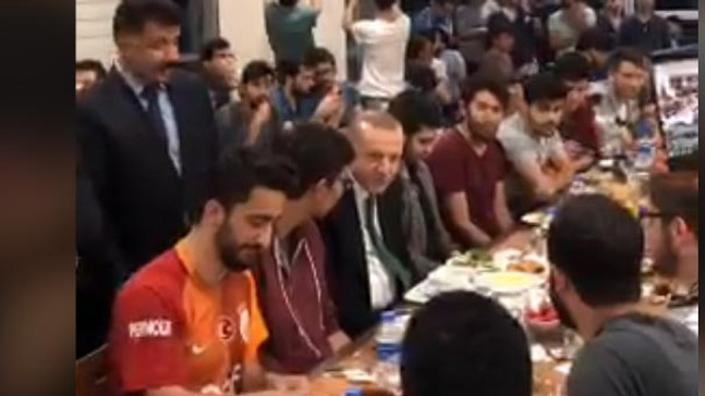 Cumhurbaşkanı Erdoğan gençlerle sahur sofrasında buluştu