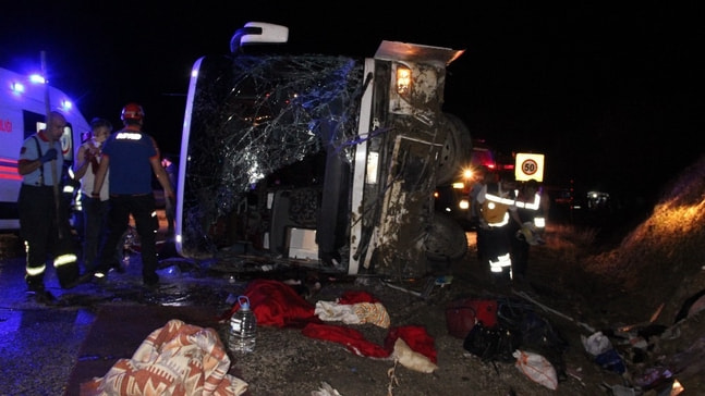 Karaman’daki otobüs kazasında ölen 3 kişinin kimliği belirlendi

