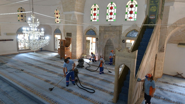 Muratpaşa’da cami ve mescitlere düzenli bakım