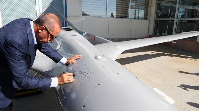 Cumhurbaşkanı Erdoğan, insansız hava aracına tarih ve imza attı
