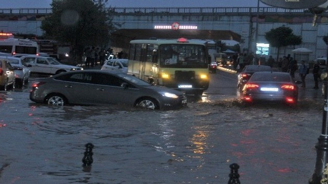 Meteorolojiden kuvvetli yağış uyarısı... Sel, su baskını, yıldırım düşmesi meydana gelebilir