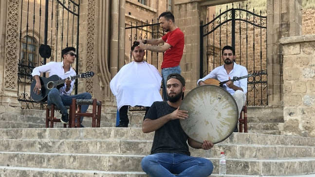 ’Çılgın berberden’ Mardin manzaralı tıraş
